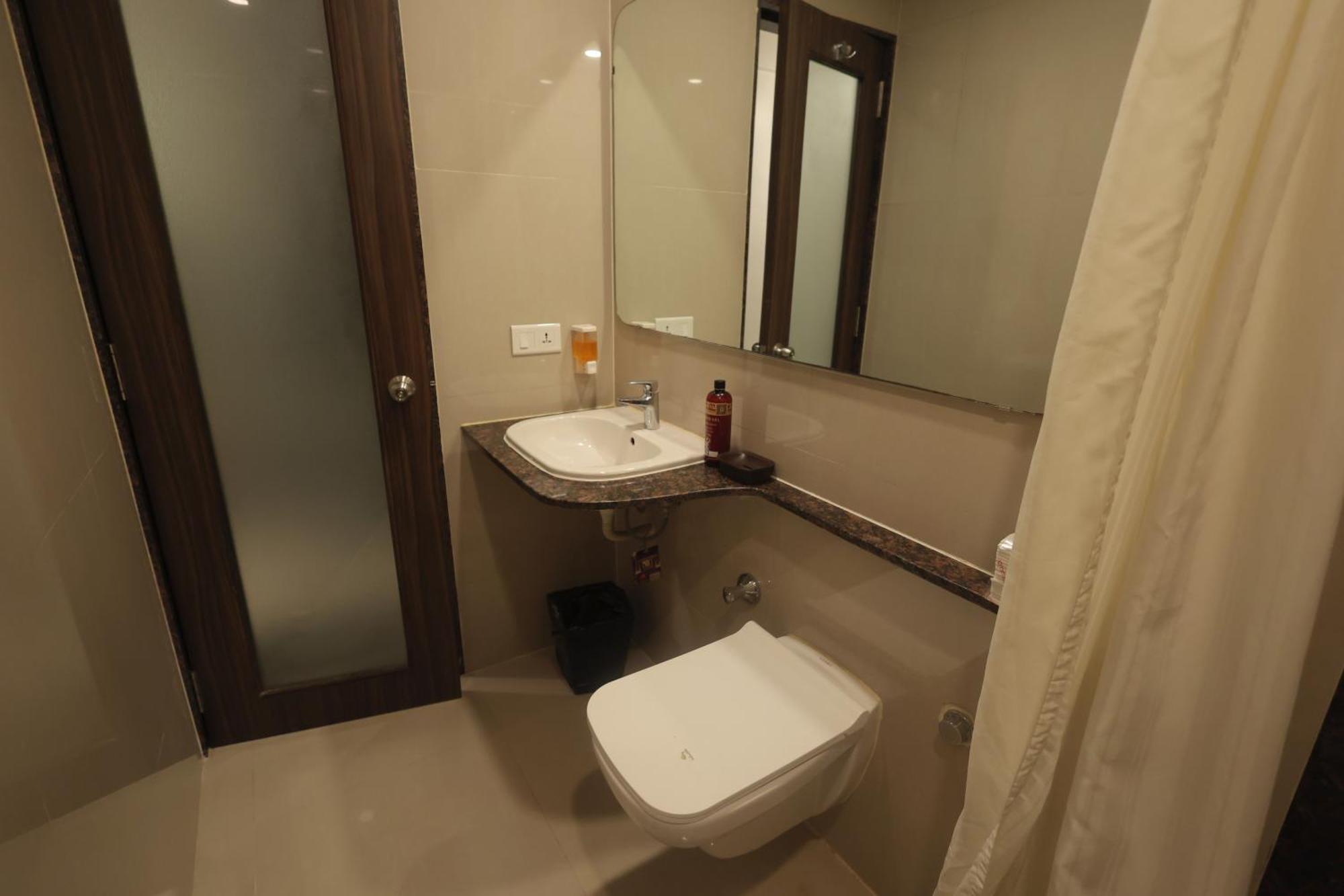 Hotel Vetro Inn Сурат Экстерьер фото