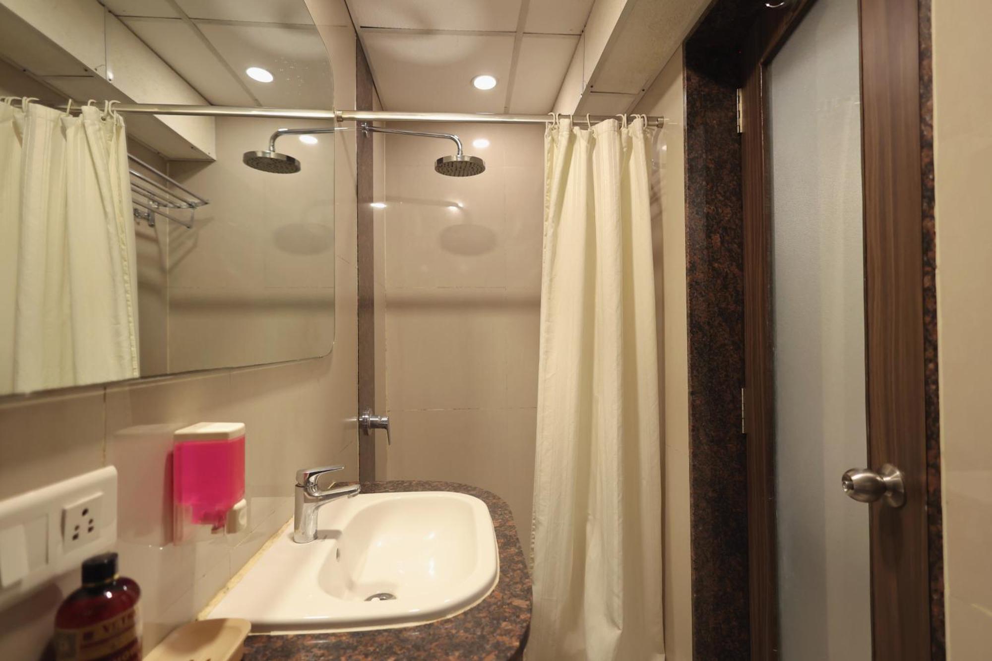 Hotel Vetro Inn Сурат Экстерьер фото