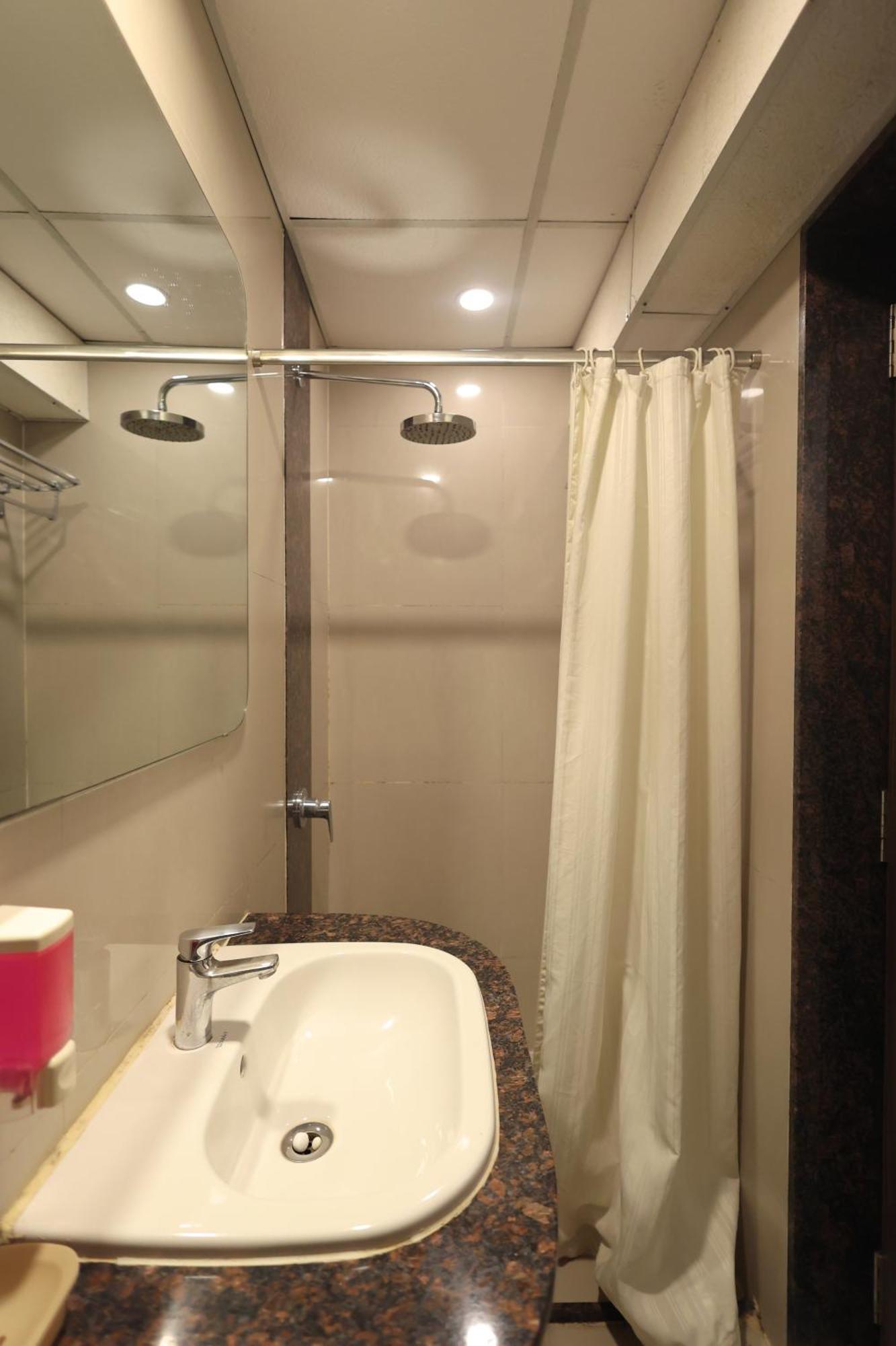 Hotel Vetro Inn Сурат Экстерьер фото