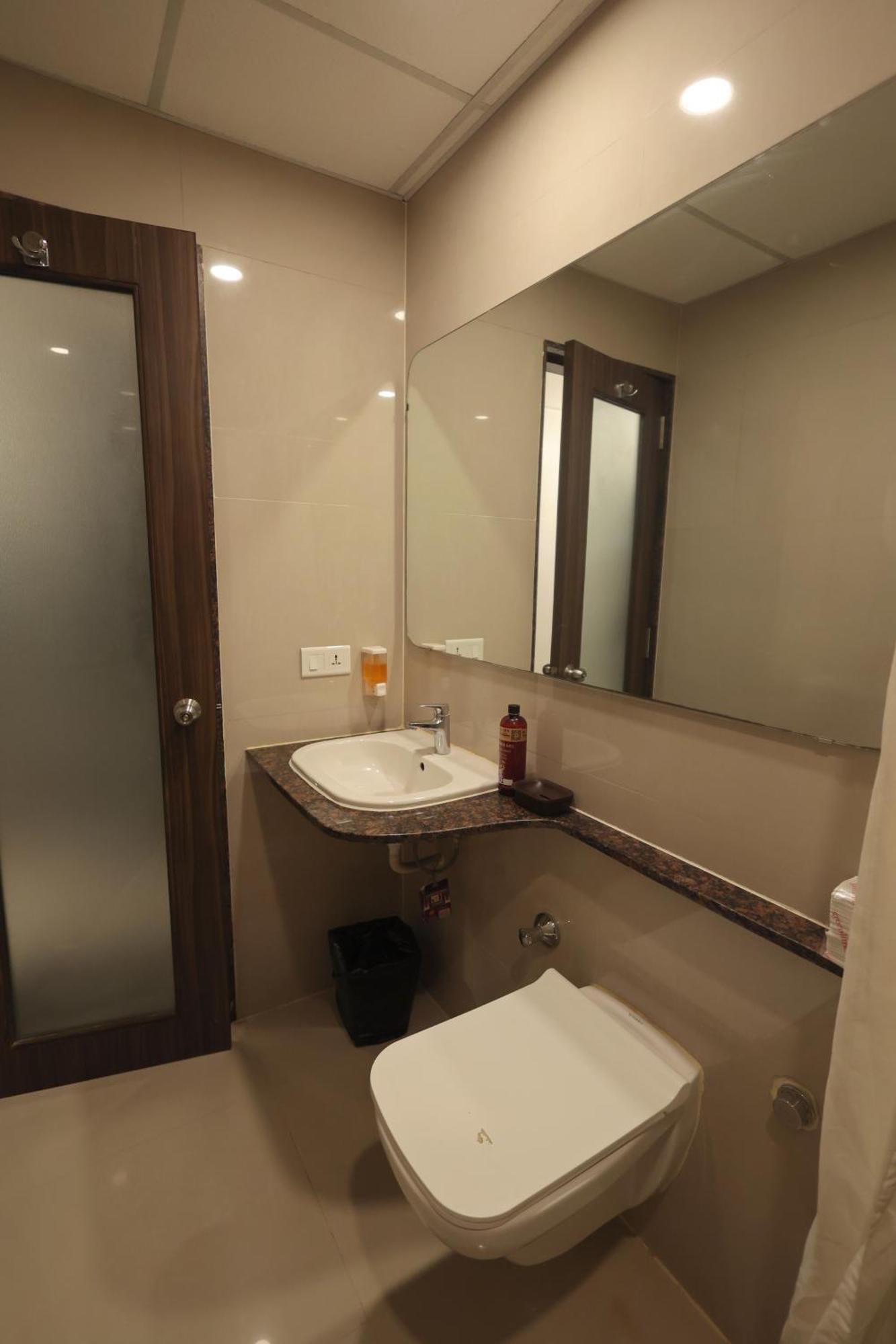Hotel Vetro Inn Сурат Экстерьер фото