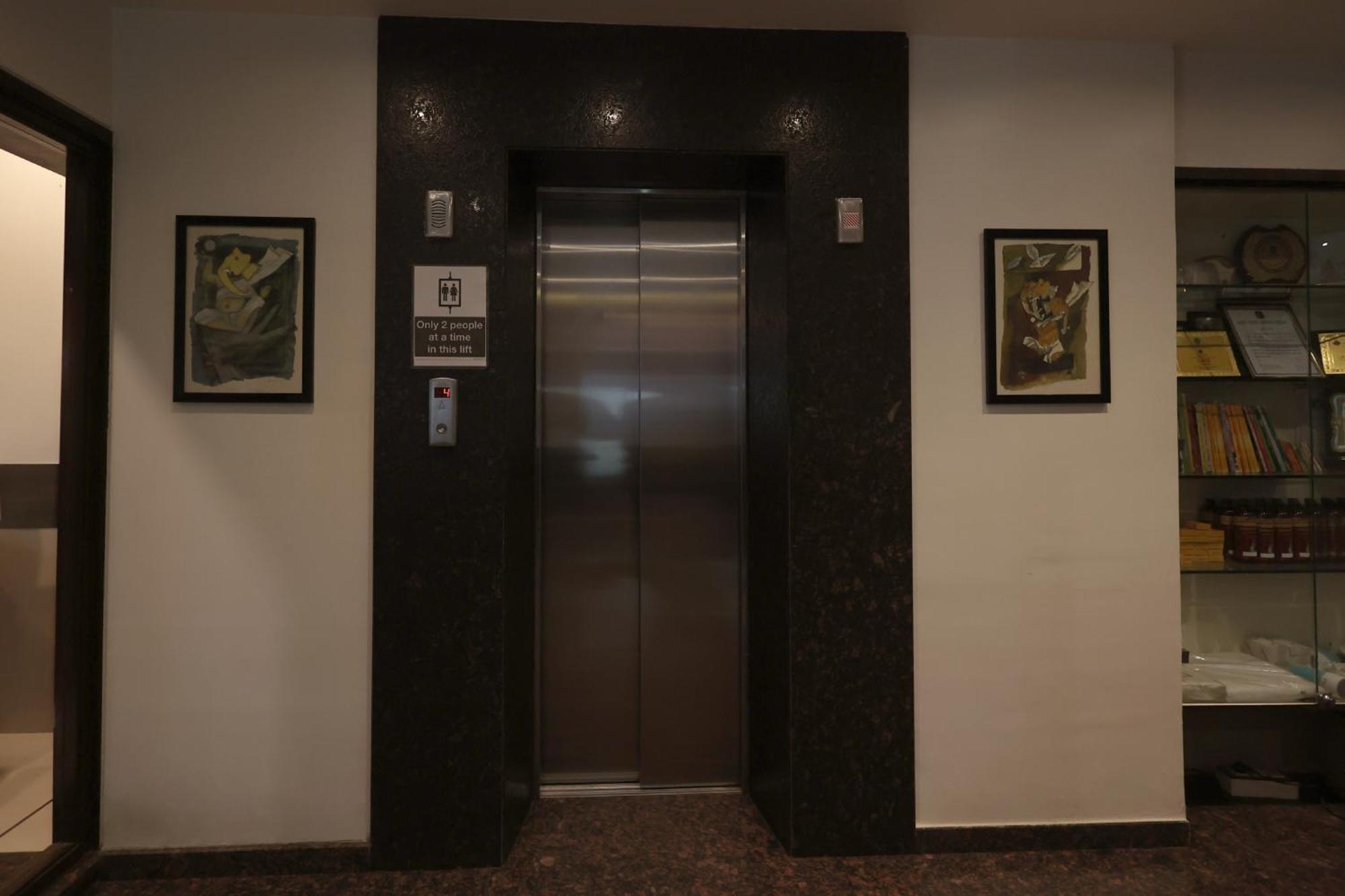 Hotel Vetro Inn Сурат Экстерьер фото