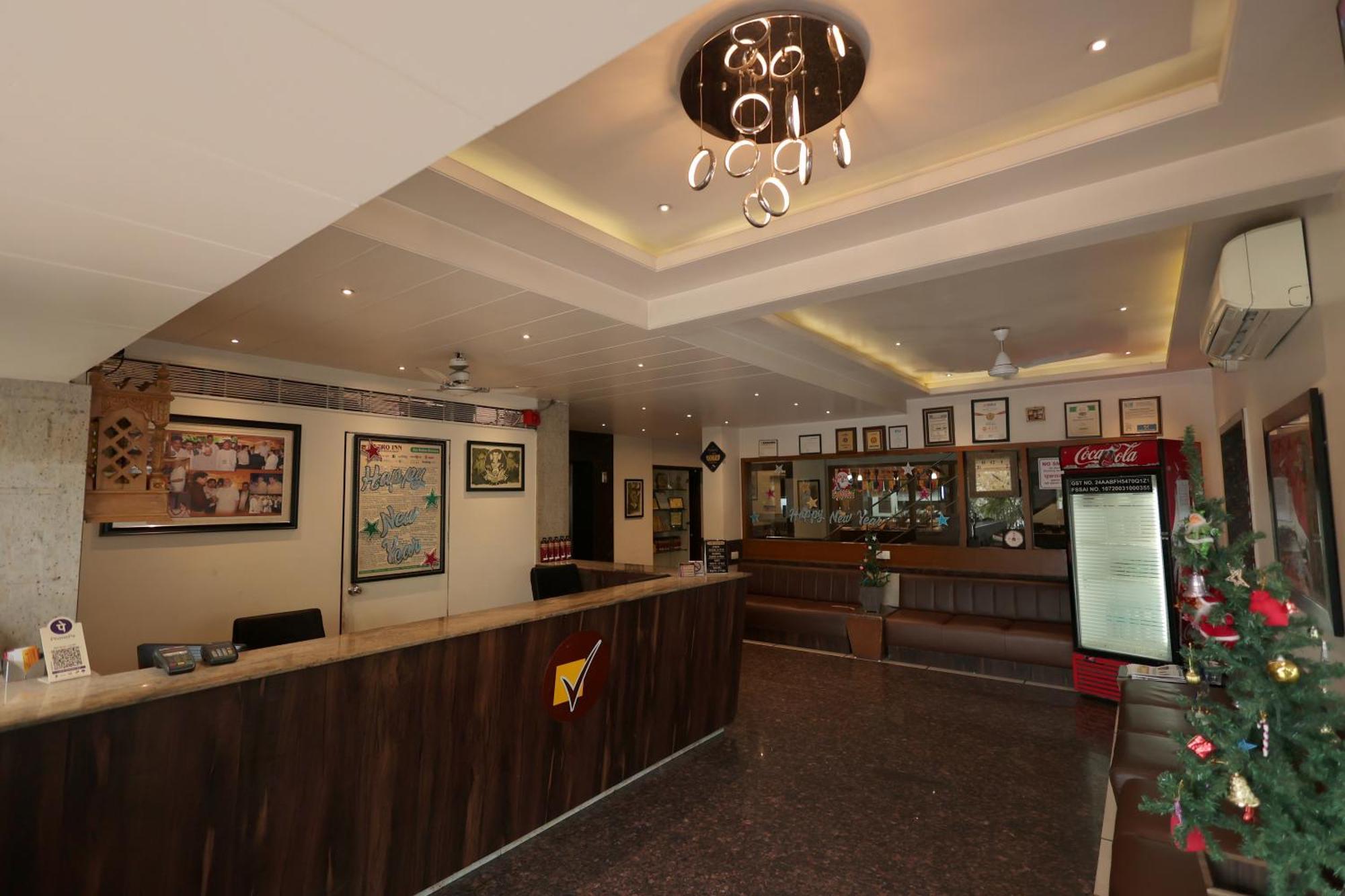 Hotel Vetro Inn Сурат Экстерьер фото